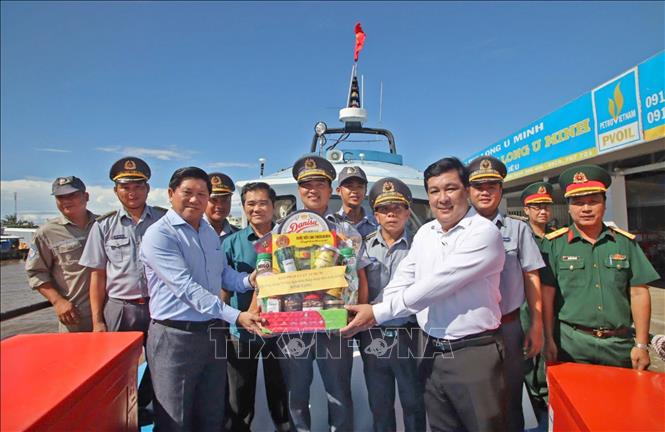 Ban Tổ chức chương trình và lãnh đạo tỉnh Cà Mau tặng quà cho Chi cục Kiểm ngư tỉnh Cà Mau. Ảnh: Huỳnh Anh - TTXVN