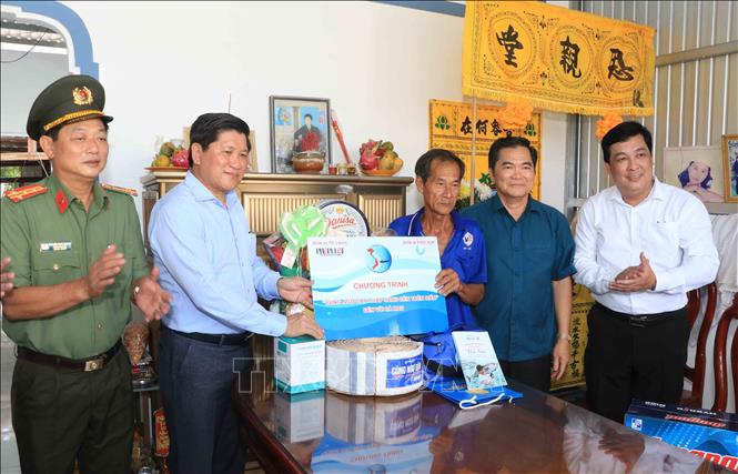 Ban Tổ chức chương trình và lãnh đạo tỉnh Cà Mau thăm, tặng quà cho gia đình các ngư dân có hoàn cảnh khó khăn thuộc xã Khánh Hội, huyện U Minh. Ảnh: Huỳnh Anh - TTXVN