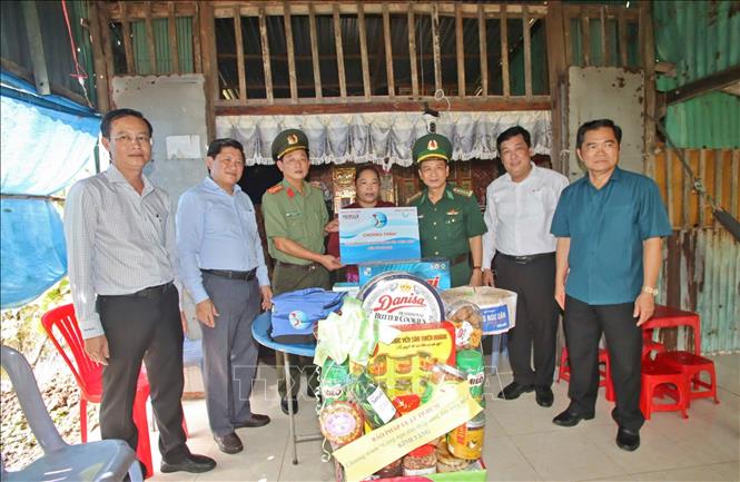 Ban Tổ chức chương trình và lãnh đạo tỉnh Cà Mau thăm, tặng quà cho gia đình các ngư dân có hoàn cảnh khó khăn thuộc xã Khánh Hội, huyện U Minh. Ảnh: Huỳnh Anh - TTXVN