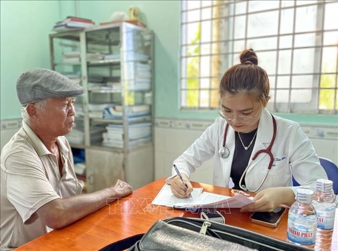 Chương trình tổ chức khám chữa bệnh và cấp phát thuốc miễn phí cho 500 ngư dân thuộc 3 xã của huyện U Minh, tỉnh Cà Mau. Ảnh: Huỳnh Anh - TTXVN