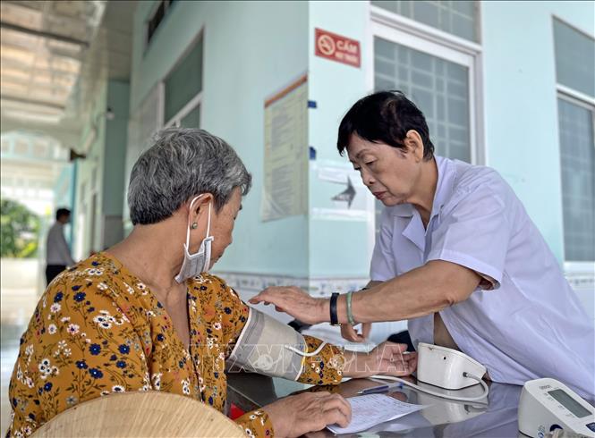 Chương trình tổ chức khám chữa bệnh và cấp phát thuốc miễn phí cho 500 ngư dân thuộc 3 xã của huyện U Minh, tỉnh Cà Mau. Ảnh: Huỳnh Anh - TTXVN