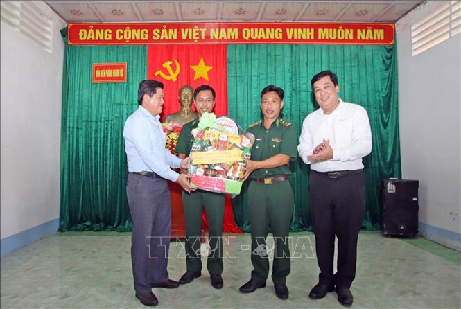 Ban Tổ chức chương trình và lãnh đạo tỉnh Cà Mau thăm, tặng quà cho đại diện Đồn Biên phòng Khánh Hội, huyện U Minh. Ảnh: Huỳnh Anh - TTXVN 