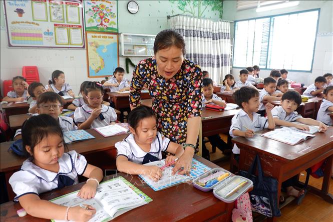 Nhà giáo ưu tú Trần Thị Thuý Hằng luôn nỗ lực hoàn thành tốt công việc được giao. Ảnh: Đức Hạnh - TTXVN