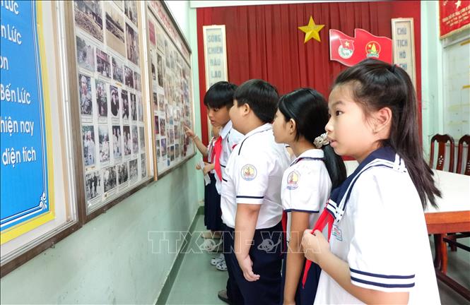 Học sinh trường Tiểu học Mai Thị Non tại Phòng truyền thống của nhà trường. Ảnh: Đức Hạnh - TTXVN 