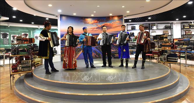 Các nghệ sỹ người dân tộc ở Tân Cương đang biểu diễn bằng đàn Accordion tại bảo tàng. Ảnh: Quang Hưng-Pv TTXVN tại Trung Quốc

