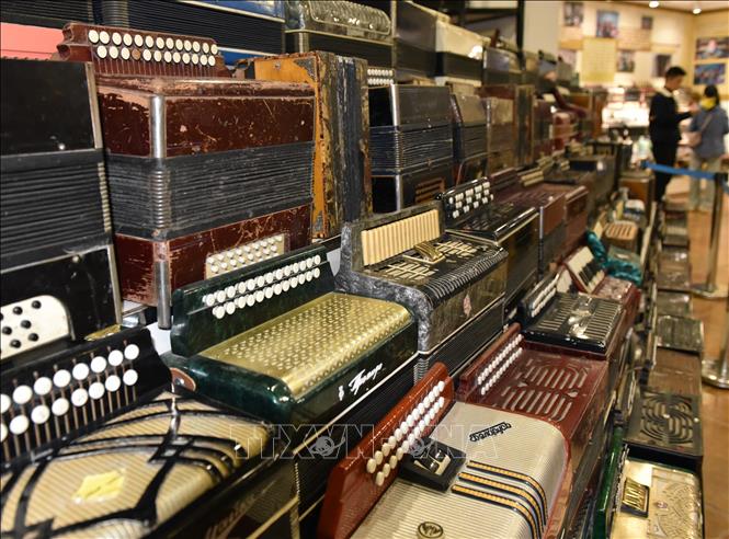 Đàn Accordion được xếp ngay ngắn, theo từng chủng loại khác nhau. Ảnh: Quang Hưng-Pv TTXVN tại Trung Quốc

