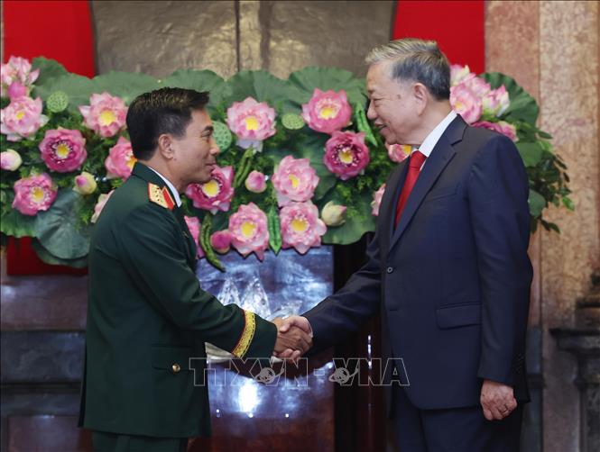 Tổng Bí thư, Chủ tịch nước Tô Lâm trao Quyết định thăng quân hàm Thượng tướng đối với Phó Tổng Tham mưu trưởng QĐND Việt Nam Nguyễn Doãn Anh. Ảnh: Lâm Khánh - TTXVN