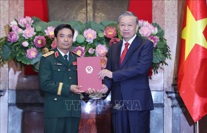 Tổng Bí thư, Chủ tịch nước Tô Lâm trao Quyết định thăng quân hàm Thượng tướng đối với Phó Tổng Tham mưu trưởng QĐND Việt Nam Nguyễn Doãn Anh. Ảnh: Lâm Khánh - TTXVN