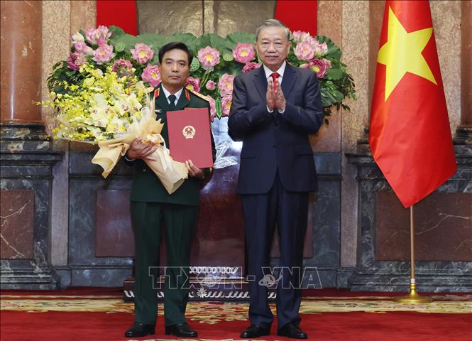 Tổng Bí thư, Chủ tịch nước Tô Lâm trao Quyết định thăng quân hàm Thượng tướng đối với Phó Tổng Tham mưu trưởng QĐND Việt Nam Nguyễn Doãn Anh. Ảnh: Lâm Khánh - TTXVN