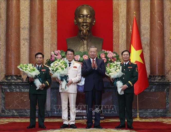 Tổng Bí thư, Chủ tịch nước Tô Lâm, Bí thư Quân uỷ Trung ương chúc mừng các đồng chí được thăng quân hàm. Ảnh: Lâm Khánh - TTXVN