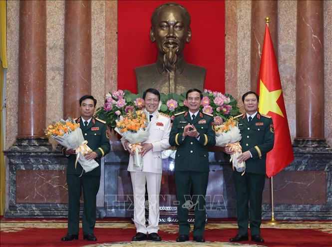 Đại tướng Phan Văn Giang, Uỷ viên Bộ Chính trị, Phó Bí thư Quân uỷ Trung ương, Bộ trưởng Bộ Quốc phòng chúc mừng các đồng chí được thăng quân hàm. Ảnh: Lâm Khánh - TTXVN