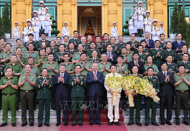 Tổng Bí thư, Chủ tịch nước Tô Lâm, Bí thư Quân uỷ Trung ương với các đồng chí lãnh đạo Bộ Quốc phòng và Bộ Công an. Ảnh: Lâm Khánh - TTXVN