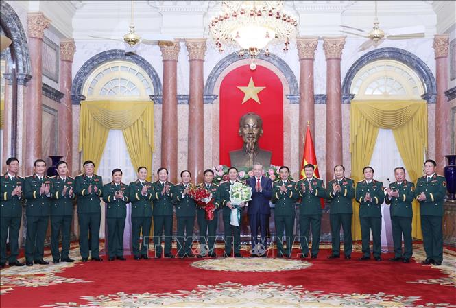 Tổng Bí thư, Chủ tịch nước Tô Lâm, Bí thư Quân uỷ Trung ương với các đồng chí lãnh đạo Quân uỷ Trung ương và Bộ Quốc phòng. Ảnh: Lâm Khánh - TTXVN