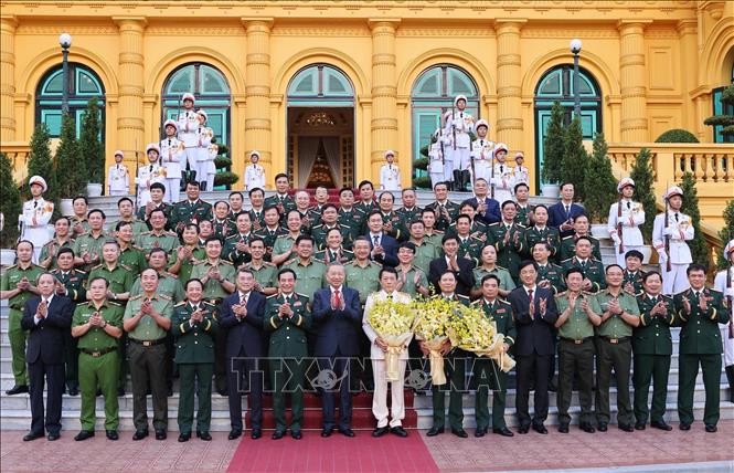 Tổng Bí thư, Chủ tịch nước Tô Lâm, Bí thư Quân uỷ Trung ương với các đồng chí lãnh đạo Bộ Quốc phòng và Bộ Công an. Ảnh: Lâm Khánh - TTXVN