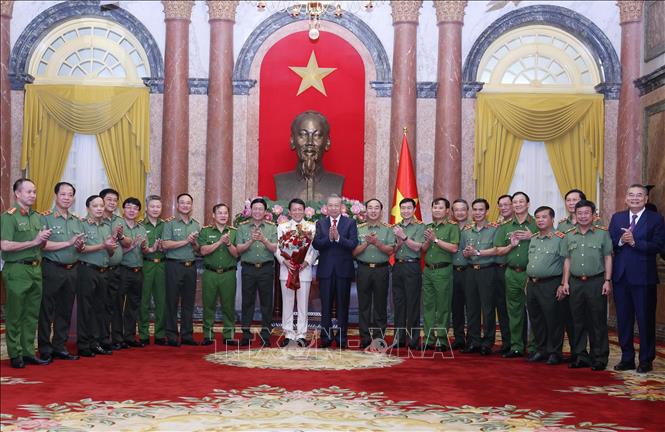 Tổng Bí thư, Chủ tịch nước Tô Lâm, Bí thư Quân uỷ Trung ương với các đồng chí lãnh đạo Đảng uỷ Công an Trung ương và Bộ Công an. Ảnh: Lâm Khánh - TTXVN