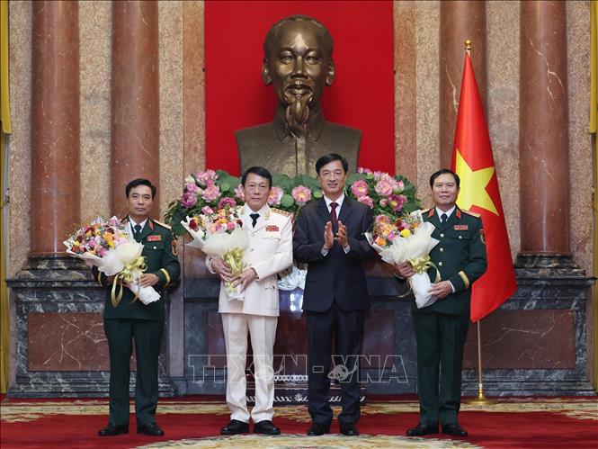 Bí thư Trung ương Đảng, Chánh Văn phòng Trung ương Nguyễn Duy Ngọc chúc mừng các đồng chí được thăng quân hàm. Ảnh: Lâm Khánh - TTXVN