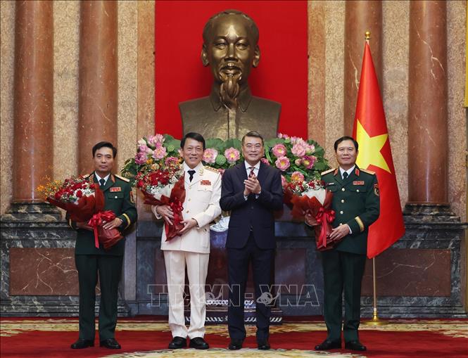 Uỷ viên Bộ Chính trị, Bí thư Trung ương Đảng, Trưởng Ban Tổ chức Trung ương Lê Minh Hưng chúc mừng các đồng chí được thăng quân hàm. Ảnh: Lâm Khánh - TTXVN