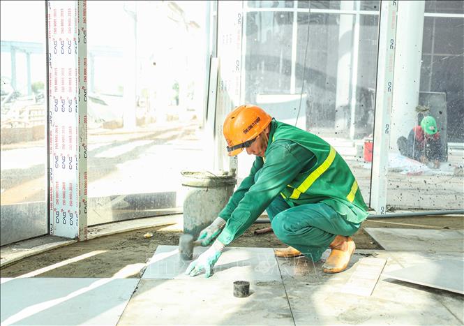 Công nhân đang tiến hành hoàn thiện các hạng mục tại khu biểu diễn thành phố Hải Phòng. Ảnh: Hoàng Hiếu - TTXVN