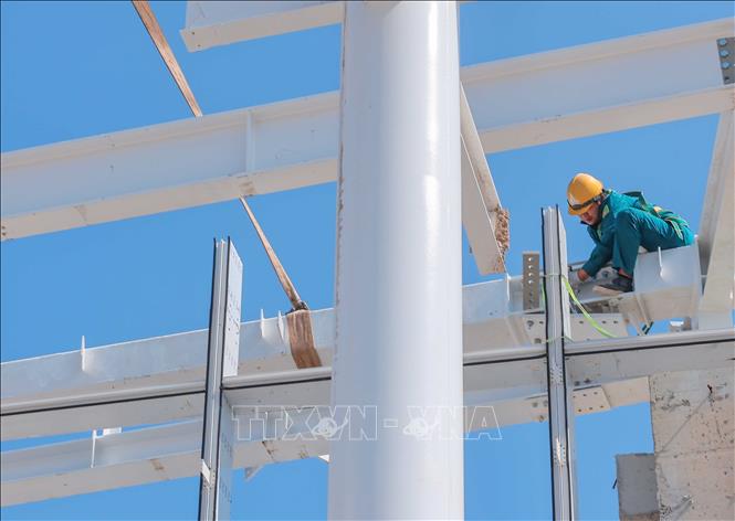 Công tác xây lắp đang được tiến hành cùng lúc nhiều hạng mục trên công trường xây dựng khu biểu diễn thành phố Hải Phòng. Ảnh: Hoàng Hiếu - TTXVN
