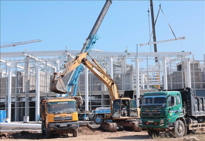 Công nhân nhà thầu đang tiến hành xây dựng khu chính trị, hành chính Hải Phòng. Ảnh: Hoàng Hiếu - TTXVN