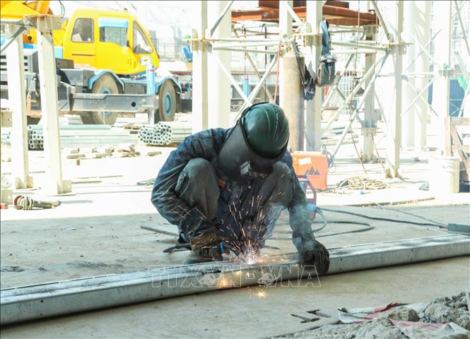 Công nhân nhà thầu tiến hành hoàn thiện các hạng mục của Trung tâm Hội nghị - Biểu diễn thành phố Hải Phòng. Ảnh: Quốc Khánh - TTXVN