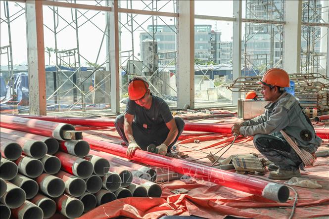 Công nhân nhà thầu đang chuẩn bị lắp đặt hệ thống phòng cháy, chữa cháy của Trung tâm Hội nghị - Biểu diễn thành phố Hải Phòng. Ảnh: Hoàng Hiếu - TTXVN