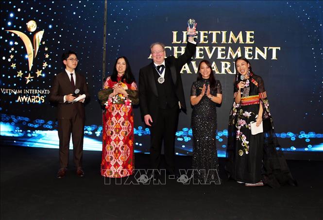 Thị trưởng Khu Tài chính London Michael Mainelli được vinh danh với Giải thưởng thành tựu trọn đời của Ban Tổ chức. Ảnh: Phong Hà-PV TTXVN tại Anh 
