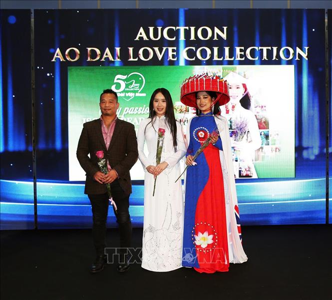 Ban tổ chức tiến hành bán đấu giá thành công áo dài của nhà thiết kế nhí gốc Việt tại Anh Anna Hoàng để gây quỹ cho hoạt động cộng đồng. Ảnh: Phong Hà-PV TTXVN tại Anh 