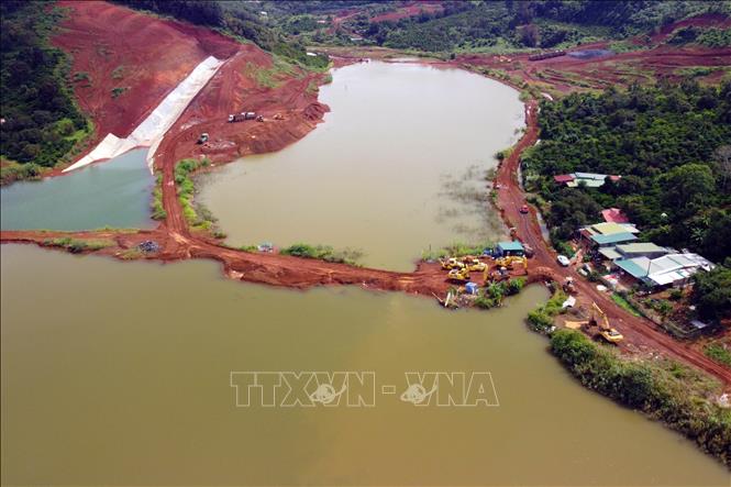 Hồ chứa bùn sau tuyển rửa quặng bô xít số 2 đang thi công dang dở. Ảnh: Hưng Thịnh – TTXVN