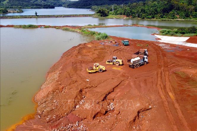 Công trình thi công hồ chứa bùn sau tuyển rửa quặng bô xít số 2. Ảnh: Hưng Thịnh – TTXVN