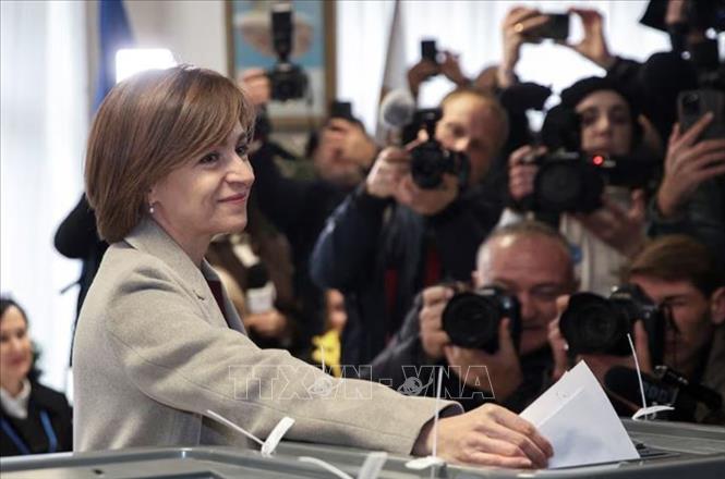 Tổng thống Moldova Maia Sandu bỏ phiếu bầu cử tại thủ đô Chisinau, ngày 20/10/2024. Ảnh: REUTERS/TTXVN