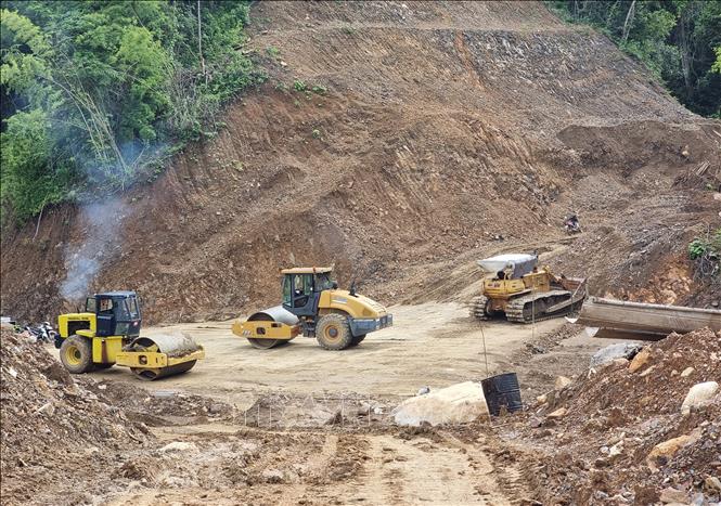 Các nhà thầu đẩy nhanh tiến độ thi công hạng mục thuộc dự án thành phần 2, đoạn nối từ xã Ma Nới (huyện Ninh Sơn, Ninh Thuận) đến ngã tư Tà Năng (huyện Đức Trọng, Lâm Đồng). Ảnh: Nguyễn Thành – TTXVN