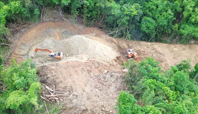 Các nhà thầu đẩy nhanh tiến độ thi công dự án thành phần 2, đoạn nối từ xã Ma Nới (huyện Ninh Sơn, tỉnh Ninh Thuận) đến ngã tư Tà Năng (huyện Đức Trọng, tỉnh Lâm Đồng). Ảnh: Nguyễn Thành – TTXVN