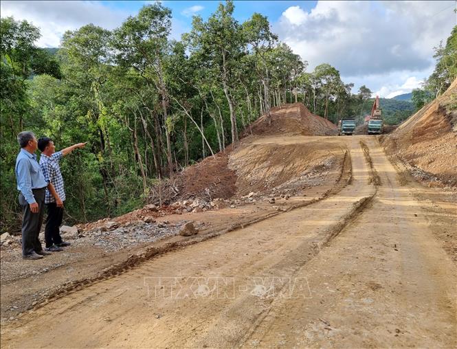 Đại diện chủ đầu tư kiểm tra tiến độ thi công dự án thành phần 2, đoạn nối từ xã Ma Nới (huyện Ninh Sơn, tỉnh Ninh Thuận) đến ngã tư Tà Năng (huyện Đức Trọng, tỉnh Lâm Đồng). Ảnh: Nguyễn Thành – TTXVN