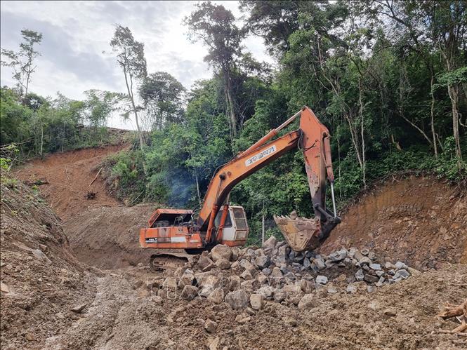 Các nhà thầu đẩy nhanh tiến độ thi công dự án thành phần 2, đoạn nối từ xã Ma Nới (huyện Ninh Sơn, Ninh Thuận) đến ngã tư Tà Năng (huyện Đức Trọng, Lâm Đồng). Ảnh: Nguyễn Thành – TTXVN