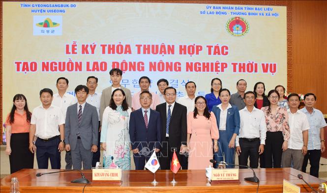 Các đại biểu chụp ảnh lưu niệm tại lễ ký kết. Ảnh: TTXVN phát.