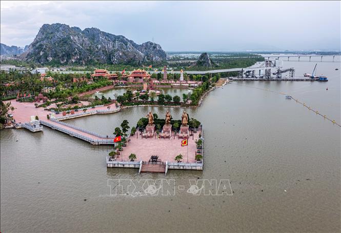 Quảng trường Chiến thắng nhô ra phía bờ sông Bạch Đằng với bãi cọc xung quanh sẽ hiện lên khi thuỷ triều hạ. Ảnh: Hoàng Hiếu - TTXVN