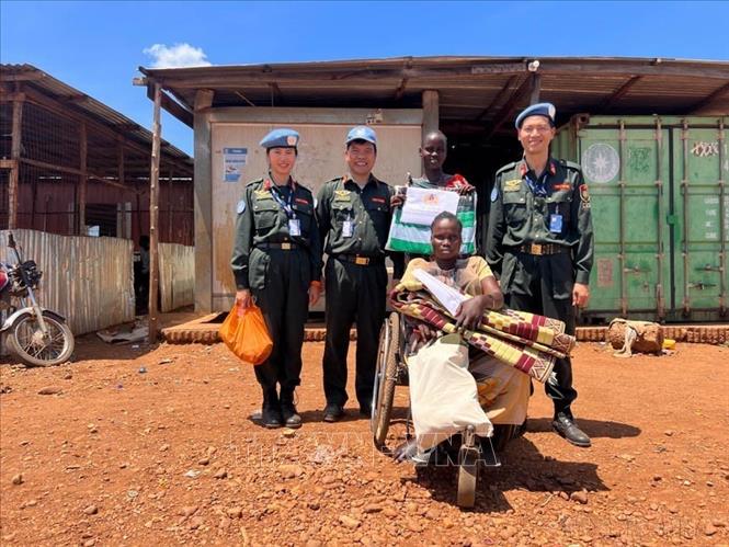 Tổ công tác Bộ Công an Việt Nam tham gia gìn giữ hòa bình tại Phái bộ LHQ ở Nam Sudan (UNMISS) tặng quà cho phụ nữ khuyết tật trong trại lánh nạn ở Juba (13/10/2022). Ảnh: TTXVN phát