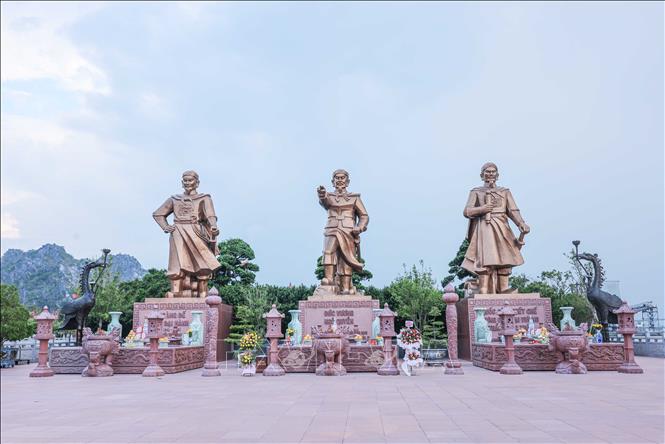 Tượng 3 danh nhân (từ trái sang phải) Vua Lê Đại Hành, Đức Vương Ngô Quyền, Quốc Công Tiết chế Hưng Đạo Vương Trần Quốc Tuấn tại Quảng trường chiến thắng. Ảnh: Hoàng Hiếu - TTXVN