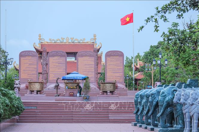 Khu vực bia (từ trái qua phải) giới thiệu Đức vương Ngô Quyền, Hoàng đế Lê Đại Hành, Đại vương Trần Hưng Đạo và Di chúc của Chủ tịch Hồ Chí Minh. Ảnh: Hoàng Hiếu - TTXVN