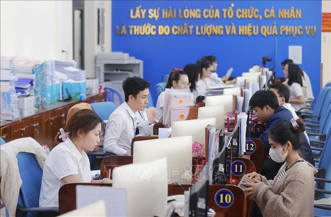 Tính đến nay, toàn tỉnh có 1.760 thủ tục hành chính của 03 cấp chính quyền, trong đó có 1.363 dịch vụ công trực tuyến được cung cấp trên Hệ thống thông tin giải quyết thủ tục hành chính của tỉnh và Cổng Dịch vụ công quốc gia. Ảnh: Minh Quyết – TTXVN