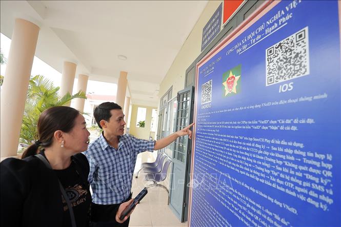 Hướng dẫn người dân hướng dẫn người dân đăng ký, sử dụng ứng dụng VNEID tại phường Trường Chinh (Thành phố Kon Tum). Ảnh: Minh Quyết – TTXVN. Ảnh: Minh Quyết – TTXVN