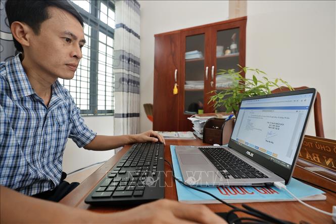 Đến nay, 100% đơn vị hành chính cấp xã, phường sử dụng chữ ký số trong giải quyết văn bản điện tử. Ảnh: Minh Quyết - TTXVN
