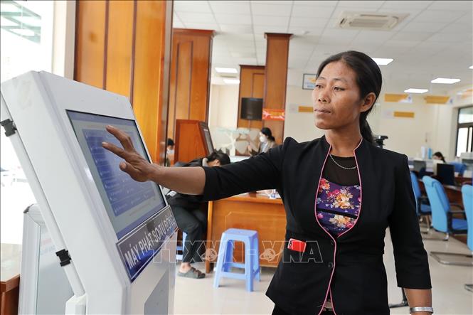 Người dân đến đăng ký giải quyết thủ tục hành chính tại Trung tâm phục vụ hành chính công tỉnh Kon Tum. Ảnh: Minh Quyết – TTXVN