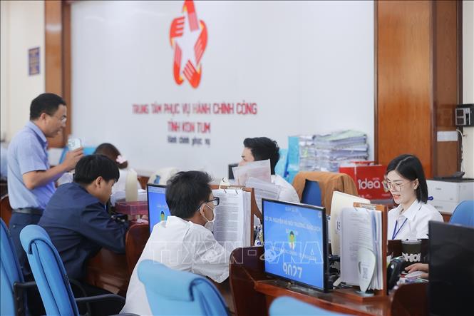 Tính đến nay, toàn tỉnh có 1.760 thủ tục hành chính của 03 cấp chính quyền, trong đó có 1.363 dịch vụ công trực tuyến được cung cấp trên Hệ thống thông tin giải quyết thủ tục hành chính của tỉnh và Cổng Dịch vụ công quốc gia. Ảnh: Minh Quyết – TTXVN