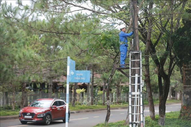 Để triển khai các dịch vụ số một cách rộng rãi, việc phát triển hạ tầng viễn thông, tăng vùng phủ mạng internet được địa phương chú trọng. Các doanh nghiệp viễn thông đã tăng cường lắp đặt mới các trạm thu phát sóng 4G, 5G. Ảnh: Minh Quyết – TTXVN