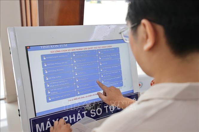 Người dân đến đăng ký giải quyết thủ tục hành chính tại Trung tâm phục vụ hành chính công tỉnh Kon Tum. Ảnh: Minh Quyết – TTXVN