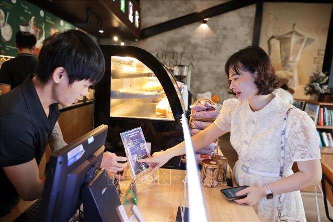 Măng Đen là điểm du lịch mới nổi của tỉnh Kon Tum thu hút hàng triệu lượt khách mỗi năm. Địa phương đã tận dụng các nền tảng số để quảng bá thông tin, ứng dụng số trên nền tảng di động giúp du khách có thể dễ dàng tra cứu thông tin lưu trú, điểm tham quan, ẩm thực… Ảnh: Minh Quyết – TTXVN