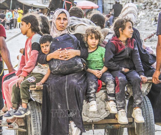 Người dân sơ tán tránh xung đột tại Jabalia, Dải Gaza. Ảnh: THX/TTXVN
