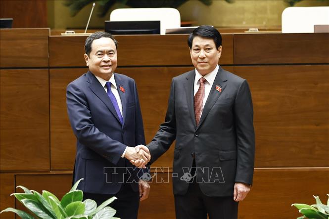 Chủ tịch Quốc hội Trần Thanh Mẫn chúc mừng Chủ tịch nước Lương Cường. Ảnh: TTXVN 